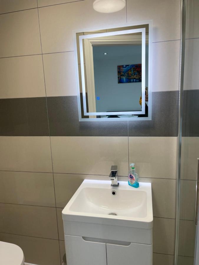 Modern 1 Bedroom Holiday Apartment In Southminster ภายนอก รูปภาพ